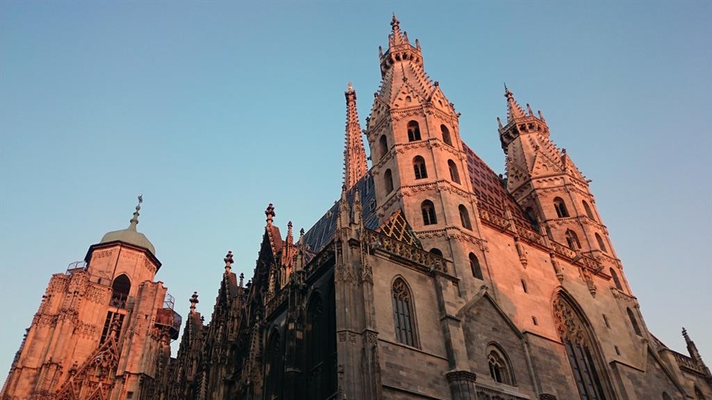 Sole al tramonto sulla Stephansdom (cattedrale di Santo Stefano).jpg